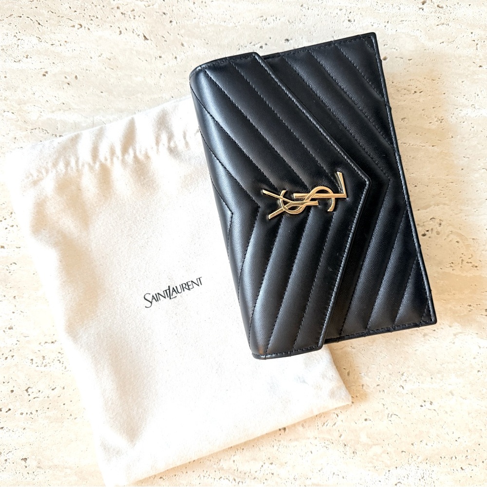 Saint Laurent CASSANDRE ENVELOPE CHAIN WALLET IN GRAIN DE POUDRE LEATHER Noir